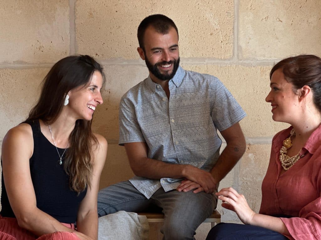 Equipo de BEVOL en una conversación