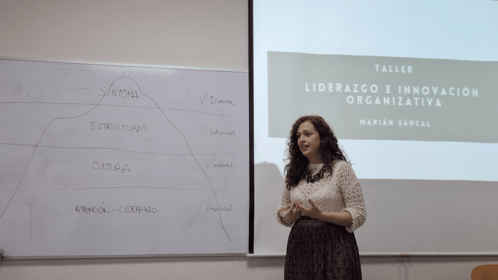 Marián Sáncal explicando las cuatro capas del pensamiento sistémico durante su ponencia en el Congreso ACEDE 2026.